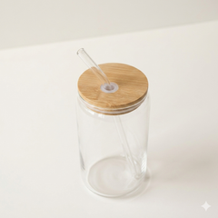 Glazen beker met houten deksel en glazen rietje