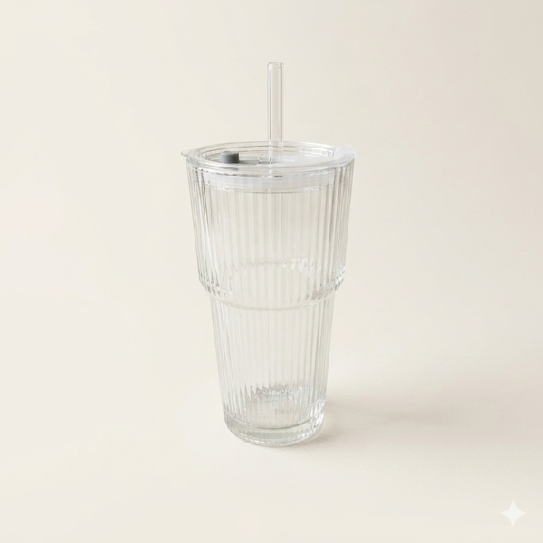 Glazen beker met deksel en rietje